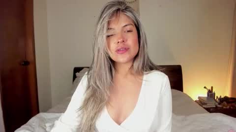 Snapshot of s_u_n_r_i_s_e_e chatting on September 2025 03:21:02 AM Leslie Beltrn online show from September 2025 03:21:02 AM