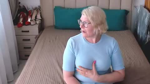 Snapshot of sabrinamacmarren chatting on August 2026 01:43:01 PM Sabrina MacMarren online show from August 2026 01:43:01 PM