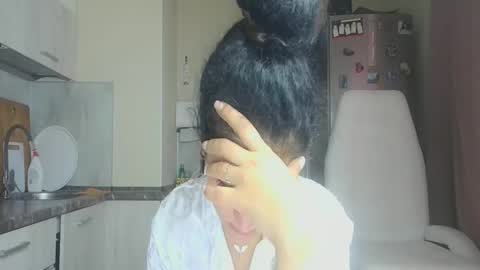 Snapshot of safari_xx chatting on October 2025 11:56:02 AM Queen online show from October 2025 11:56:02 AM