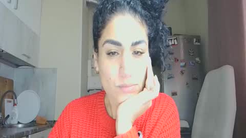 Snapshot of safari_xx chatting on November 2025 10:05:01 AM Queen online show from November 2025 10:05:01 AM