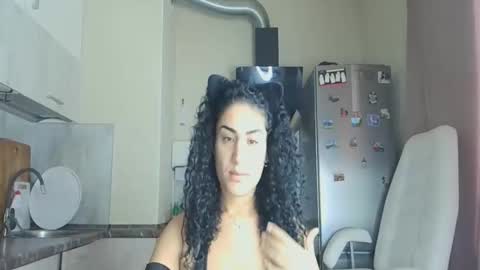 Snapshot of safari_xx chatting on November 2025 10:54:01 AM Queen online show from November 2025 10:54:01 AM