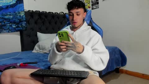 Snapshot of salvatore_dereck chatting on December 2024 01:40:02 AM online show from December 2024 01:40:02 AM