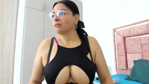 Snapshot of samy_nix chatting on February 2025 12:11:01 PM SAMY online show from February 2025 12:11:01 PM