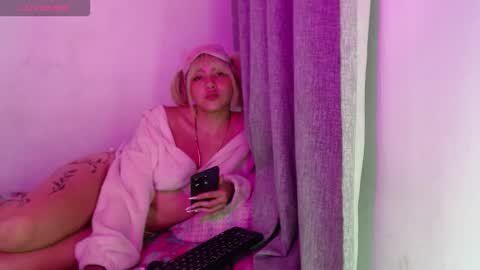 sandy_straw online show from October 2025 04:37:02 AM