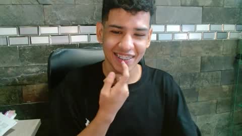 Snapshot of santiago_foxx chatting on November 2025 10:23:02 PM santi online show from November 2025 10:23:02 PM