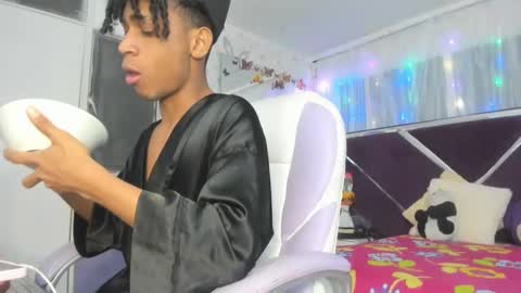 Snapshot of santy_bigcock_01 chatting on November 2025 04:34:02 AM santy online show from November 2025 04:34:02 AM