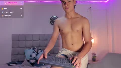 Snapshot of santy_stump chatting on September 2025 09:27:02 PM santy_stump online show from September 2025 09:27:02 PM