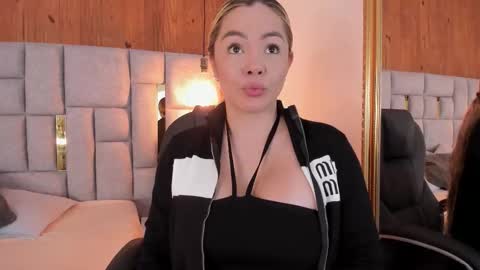 Snapshot of saori_newman chatting on October 2025 12:06:01 PM Saori online show from October 2025 12:06:01 PM