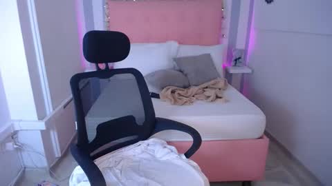 Sara... online show from October 2025 10:40:01 PM