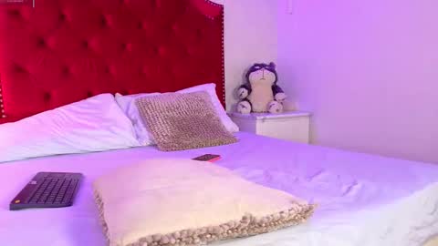 Snapshot of sara_collinss__ chatting on November 2025 11:40:02 AM SARA online show from November 2025 11:40:02 AM