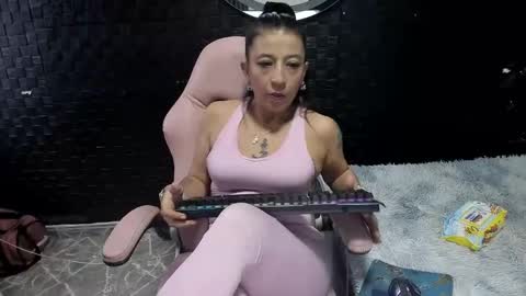 Snapshot of sara_hot_2 chatting on November 2025 12:37:02 PM no limits sarah online show from November 2025 12:37:02 PM