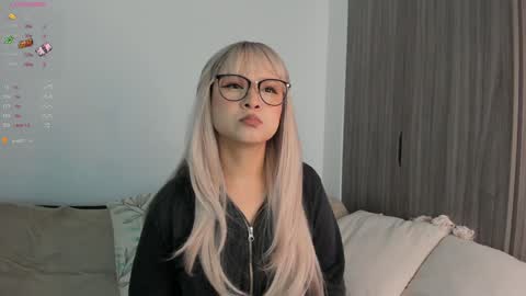 Snapshot of sara_kim_ chatting on January 2025 03:34:02 AM Sara new account give me thomb up Follow me help me reach 15k followers again online show from January 2025 03:34:02 AM
