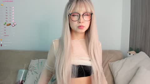 Snapshot of sara_kim_ chatting on February 2025 03:11:01 AM Sara new account give me thomb up Follow me help me reach 15k followers again online show from February 2025 03:11:01 AM