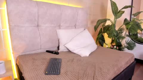 Sara  online show from May 2026 04:04:02 PM