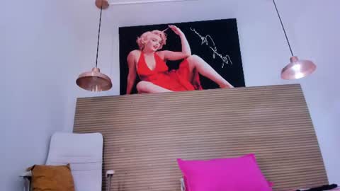 sara_sm1th_ online show from June 2026 01:01:02 PM