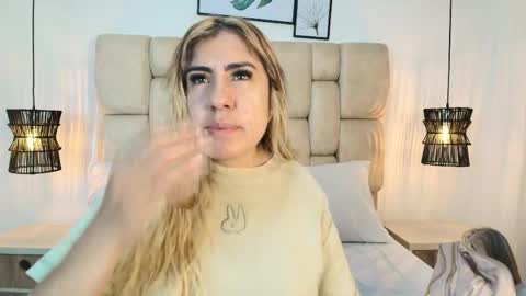 sarablonde_t online show from May 2026 11:00:01 PM