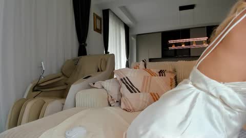 saradiamond01 online show from October 2025 10:14:01 AM