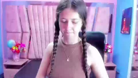 Snapshot of sarah_sweett_ chatting on October 2025 02:18:02 PM Sarah online show from October 2025 02:18:02 PM