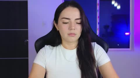 Snapshot of sarah_swtt chatting on October 2025 03:17:01 AM - next broadcast 28 nov 7 pm Col online show from October 2025 03:17:01 AM