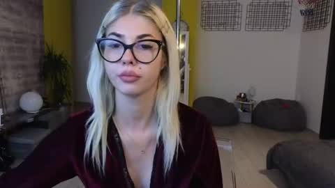sarahcamsx online show from June 2026 07:48:01 PM