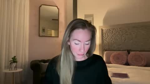 Snapshot of sarahgiroux86 chatting on June 2026 03:42:01 AM Sarah online show from June 2026 03:42:01 AM