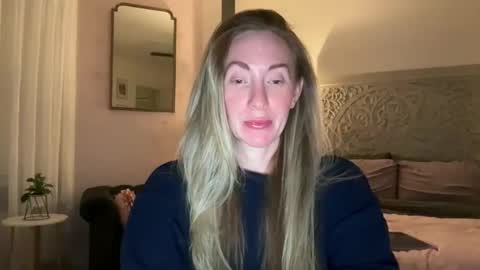 Snapshot of sarahgiroux86 chatting on June 2026 06:40:01 AM Sarah online show from June 2026 06:40:01 AM