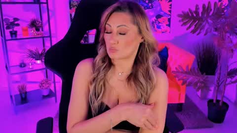 Snapshot of sarahholly chatting on February 2025 02:54:02 PM Divine Sarah NONUDE model online show from February 2025 02:54:02 PM