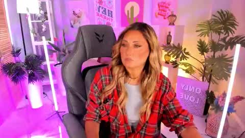 Snapshot of sarahholly chatting on September 2025 12:31:02 PM Divine Sarah NONUDE model online show from September 2025 12:31:02 PM