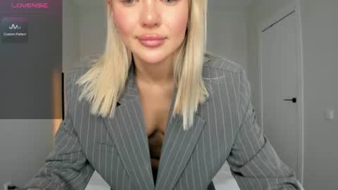 Snapshot of sarahphyllis chatting on June 2026 01:42:01 PM sarahphyllis online show from June 2026 01:42:01 PM