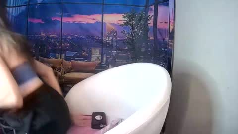 Snapshot of sarahstarr20 chatting on December 2025 05:23:01 AM SarahStarr online show from December 2025 05:23:01 AM