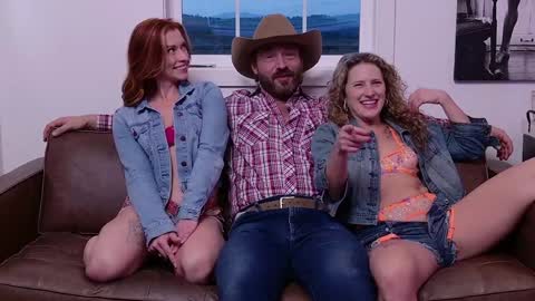 Snapshot of saraloverays chatting on March 2025 02:12:02 AM Back from Vacay Follow for more here online show from March 2025 02:12:02 AM