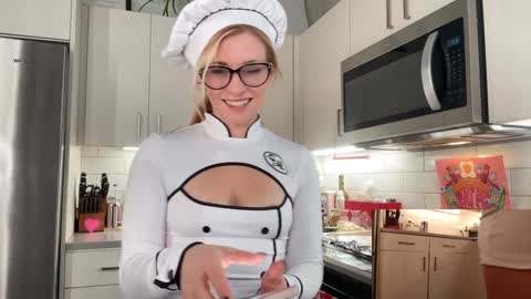 Snapshot of saraloverays chatting on October 2025 02:15:01 AM Back from Vacay Follow for more here online show from October 2025 02:15:01 AM