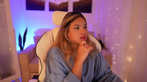 Snapshot of saraparisi_ chatting on December 2024 01:38:02 AM Sara online show from December 2024 01:38:02 AM
