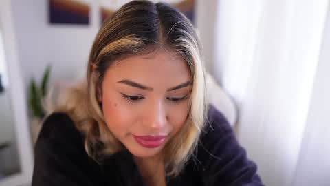 Snapshot of saraparisi_ chatting on January 2025 01:42:02 PM Sara online show from January 2025 01:42:02 PM