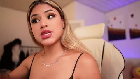 Snapshot of saraparisi_ chatting on January 2025 10:30:02 PM Sara online show from January 2025 10:30:02 PM