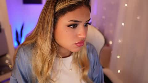 Snapshot of saraparisi_ chatting on January 2025 12:14:02 AM Sara online show from January 2025 12:14:02 AM