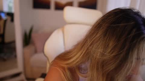 Snapshot of saraparisi_ chatting on January 2025 10:04:02 PM Sara online show from January 2025 10:04:02 PM