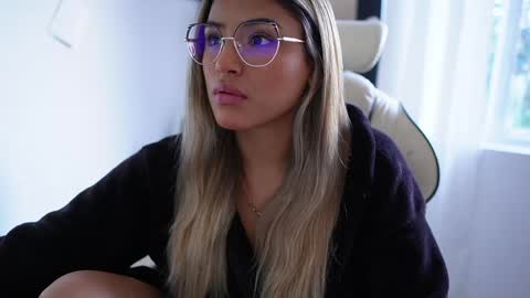 Snapshot of saraparisi_ chatting on January 2025 10:01:01 PM Sara online show from January 2025 10:01:01 PM