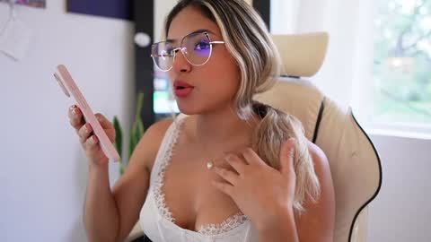 Snapshot of saraparisi_ chatting on January 2025 09:14:02 PM Sara online show from January 2025 09:14:02 PM