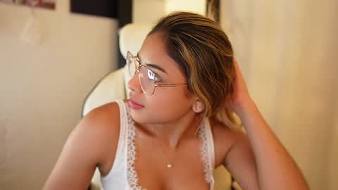 Snapshot of saraparisi_ chatting on January 2025 12:37:01 AM Sara online show from January 2025 12:37:01 AM