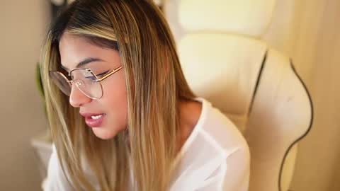 Snapshot of saraparisi_ chatting on January 2025 12:43:02 AM Sara online show from January 2025 12:43:02 AM