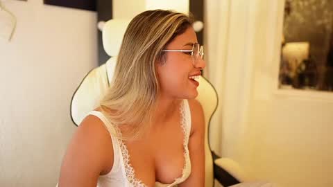 Snapshot of saraparisi_ chatting on February 2025 12:29:01 AM Sara online show from February 2025 12:29:01 AM