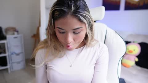 Snapshot of saraparisi_ chatting on February 2025 09:20:02 PM Sara online show from February 2025 09:20:02 PM