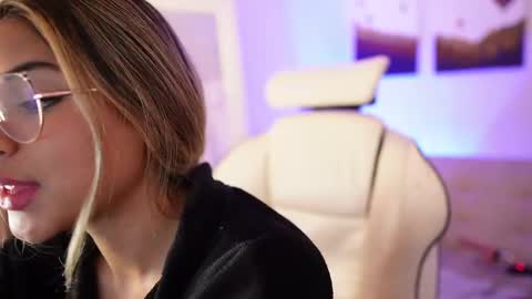 Snapshot of saraparisi_ chatting on February 2025 01:31:01 AM Sara online show from February 2025 01:31:01 AM