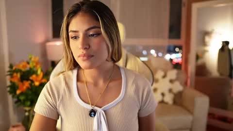 Snapshot of saraparisi_ chatting on March 2025 01:05:01 AM Sara online show from March 2025 01:05:01 AM