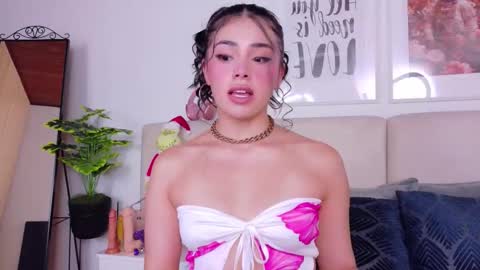 Sara online show from November 2025 09:28:01 PM