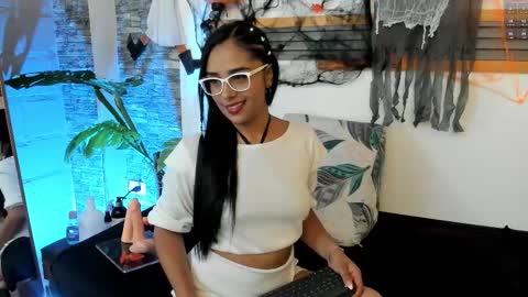 Snapshot of saritalove_ chatting on October 2025 02:15:01 AM Sara online show from October 2025 02:15:01 AM