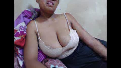 Snapshot of saronette chatting on January 2025 11:00:02 AM saronette online show from January 2025 11:00:02 AM