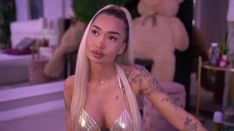 Snapshot of sashaferrera chatting on September 2025 07:03:02 PM Dennise online show from September 2025 07:03:02 PM