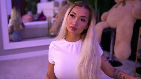 Snapshot of sashaferrera chatting on September 2025 06:41:02 PM Dennise online show from September 2025 06:41:02 PM